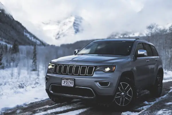 Jeep Cherokee at the snowy road Pictures