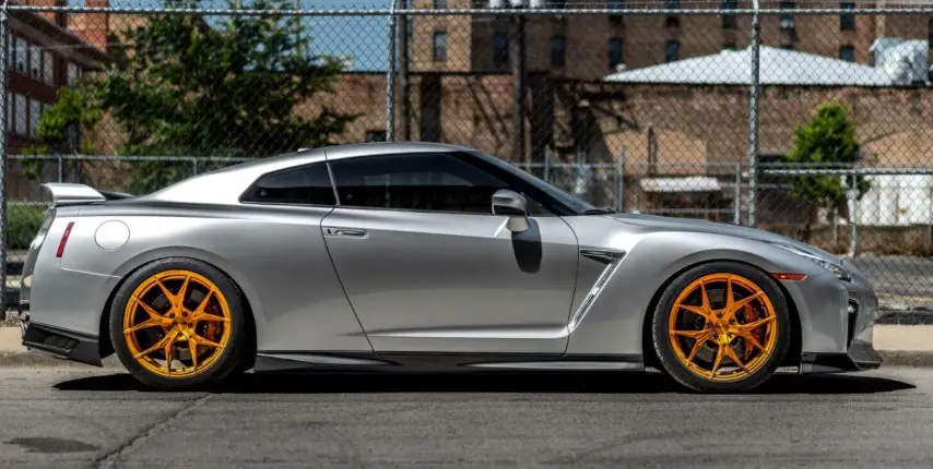 Silver Nissan GT with Gold Wheels Pictures