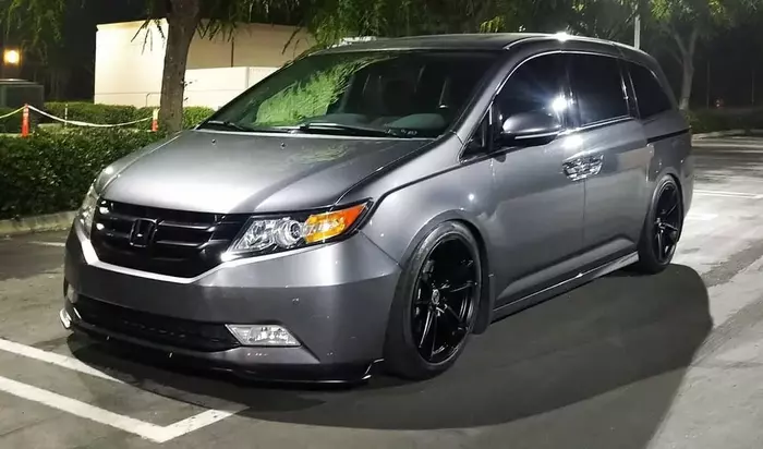 Gray Metallic Honda Odyssey With 18 inch blcak wheels Pictures