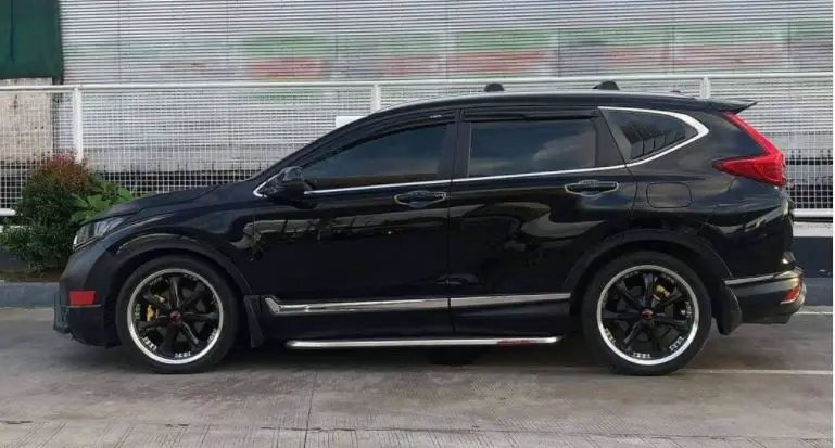 Honda CR-V With Custom Aftermarket Wheels