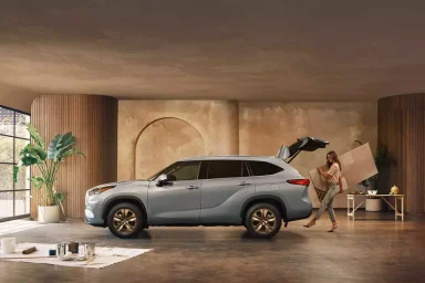 Toyota Highlander With Power Liftgate