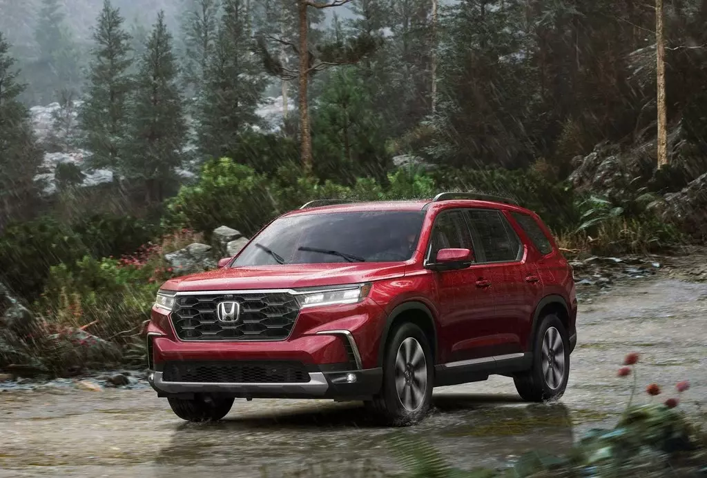 New Honda Pilot Drive in the Rain