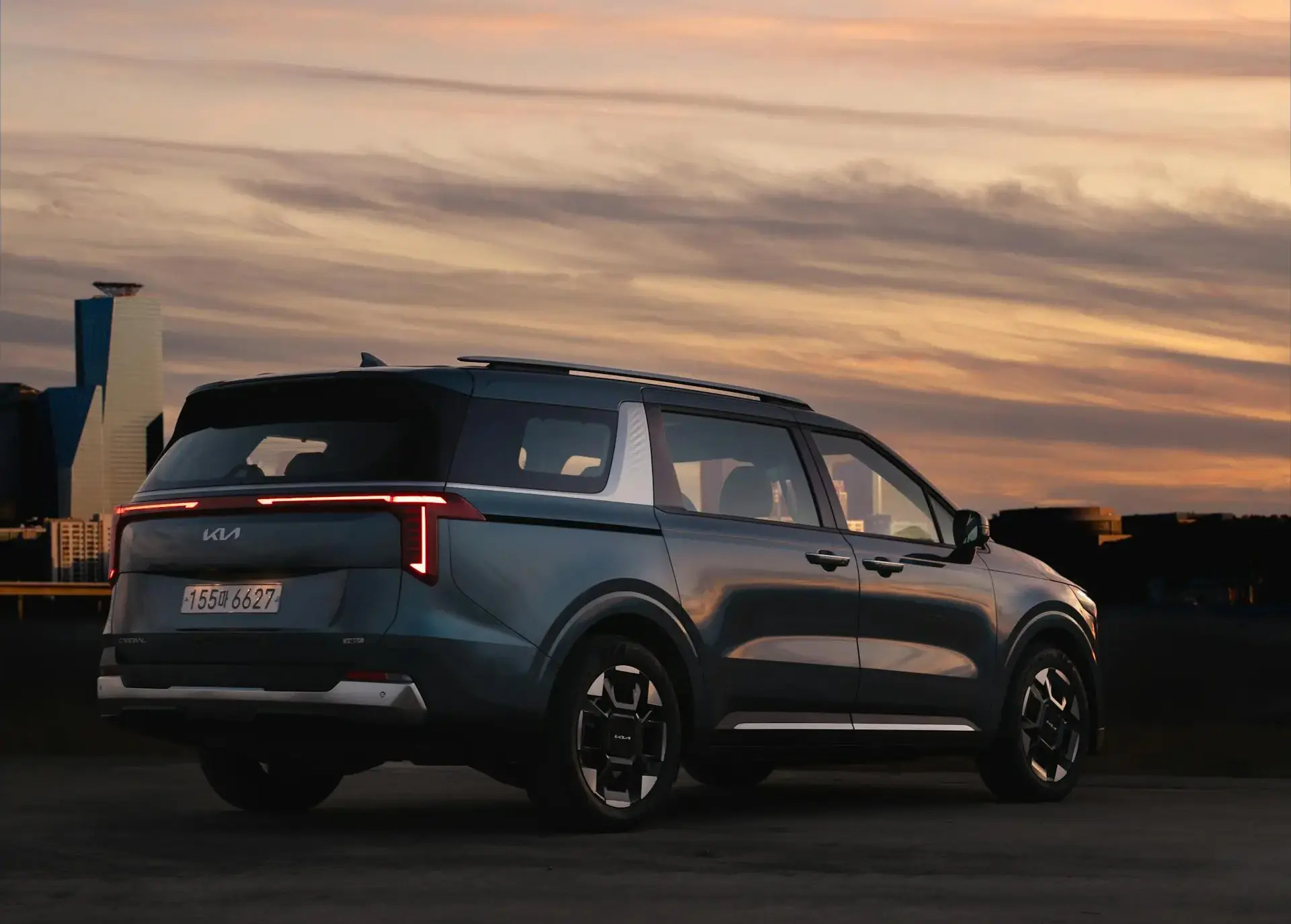 New Kia Carnival Minivan Picture