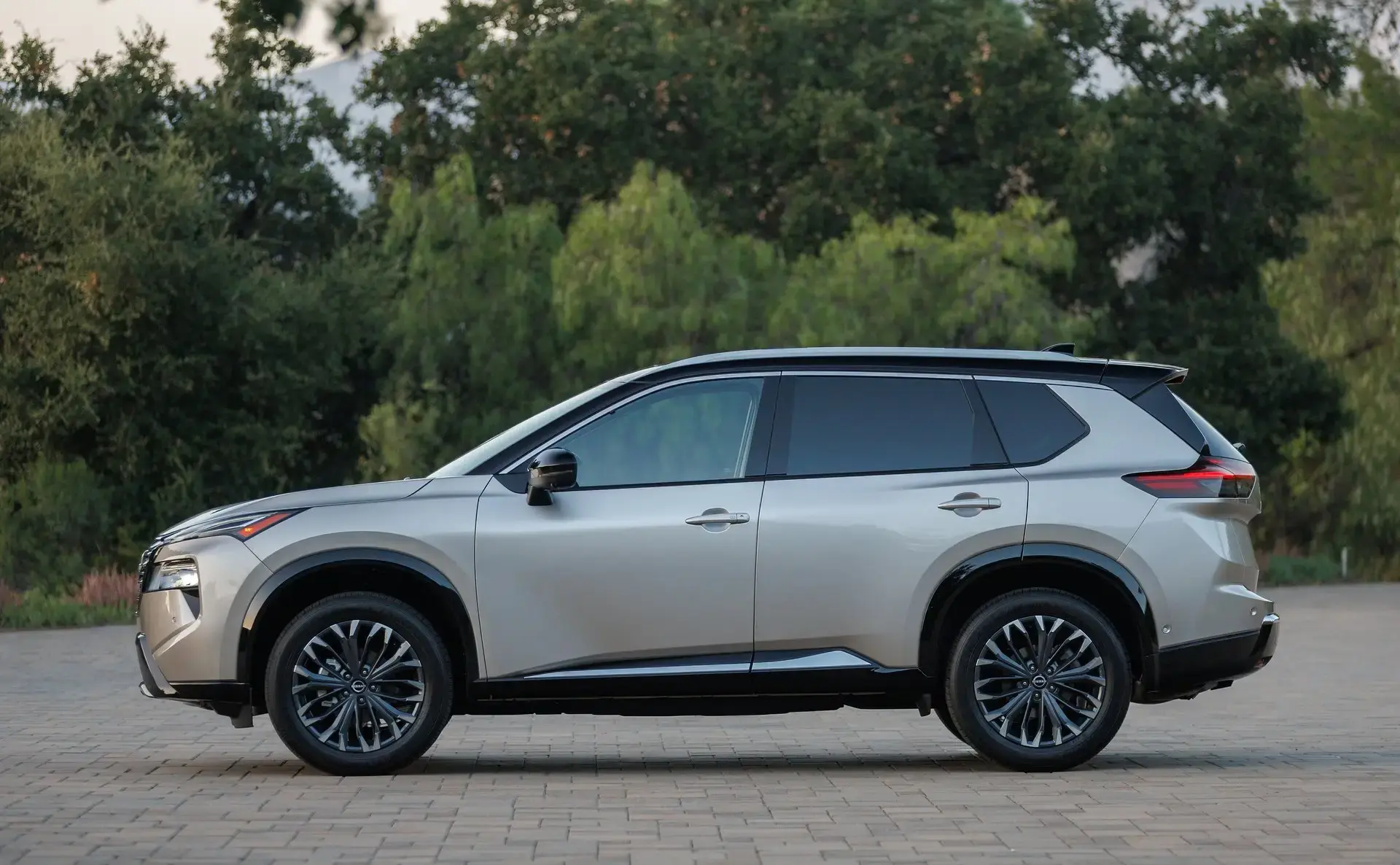 Nissan Rogue Exterior Look Shown it ground clearance